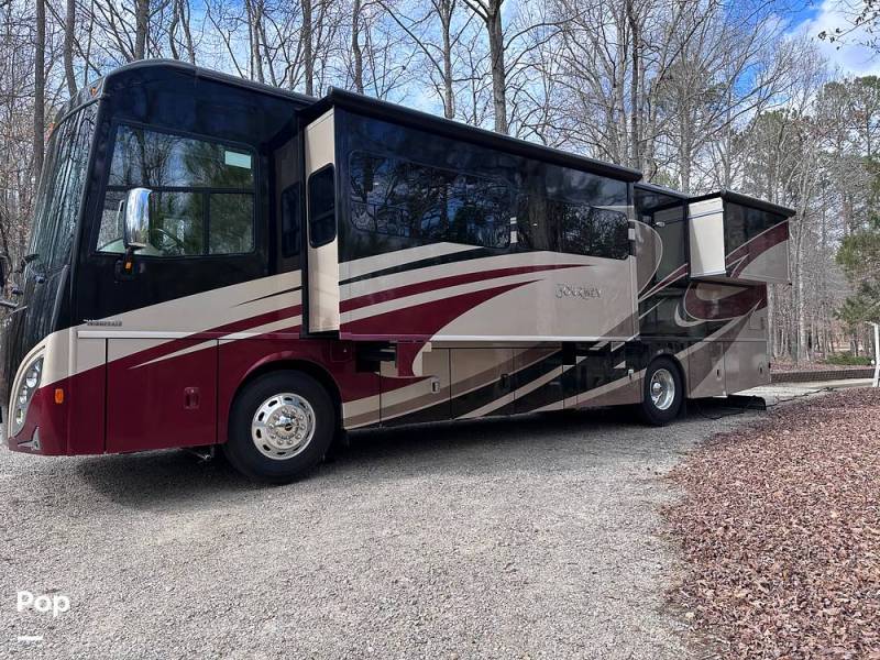 2017 Winnebago Journey 36M, $ 160,000