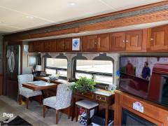 2015 Winnebago Adventurer 38Q, $ 64,995