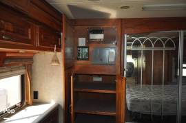 2005 Monaco Windsor 38PDQ, $ 49,000