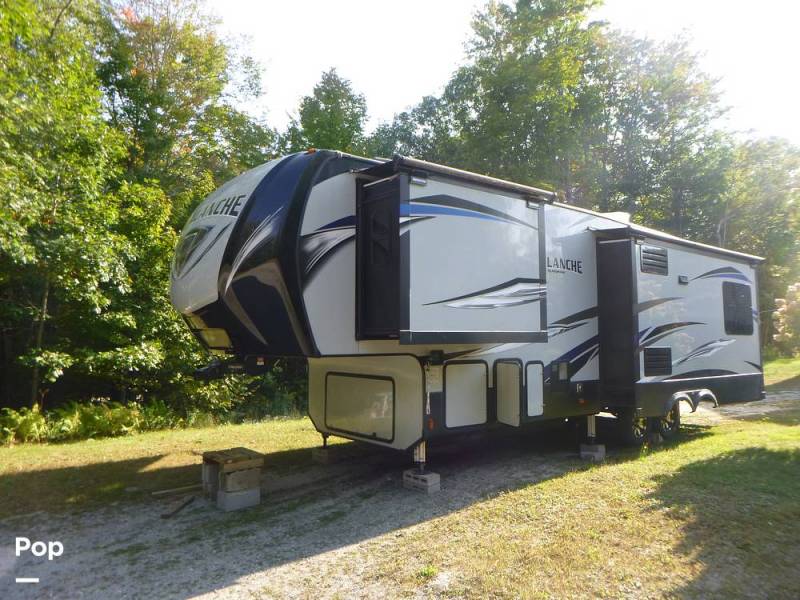 2018 Keystone Avalanche 300RE, $ 38,000