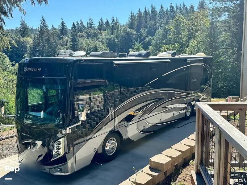 2022 Thor Motor Coach Venetian B42, $ 285,000