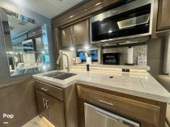 2022 Thor Motor Coach Venetian B42, $ 285,000
