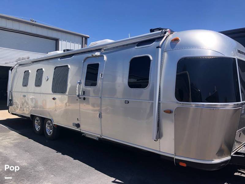 2018 Airstream Classic 33FB, $ 119,900