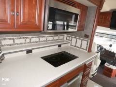 2013 Winnebago Tour 42GD, $ 177,000