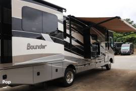 2015 Fleetwood Bounder 34T, $ 67,000