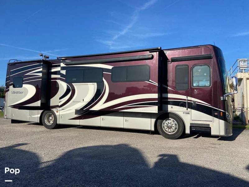 2017 Thor Motor Coach Venetian G36, $ 124,000