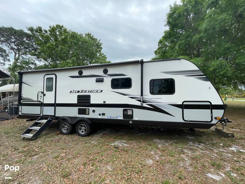 2022 Jayco Jay Feather 25RB Arctic Edition, $ 34,000