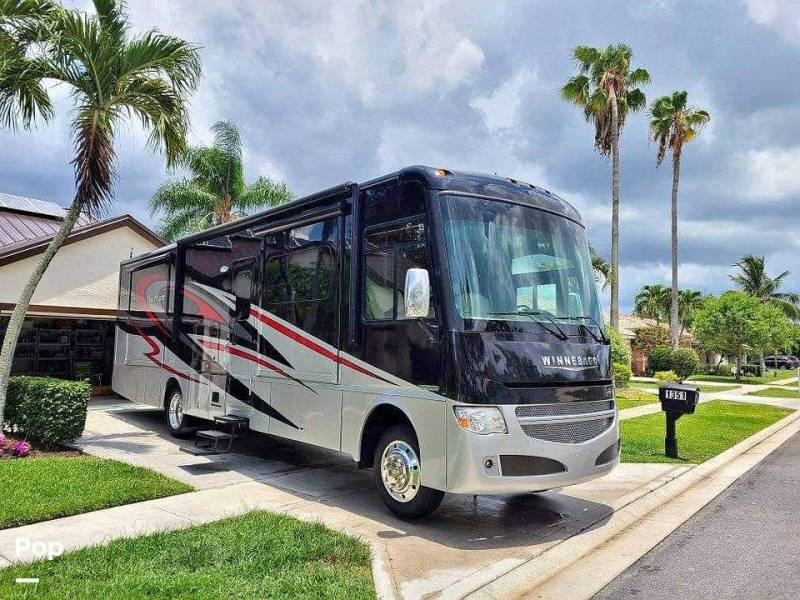 2015 Winnebago Adventurer 35P, $ 70,000