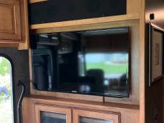 2015 Winnebago Adventurer 35P, $ 70,000