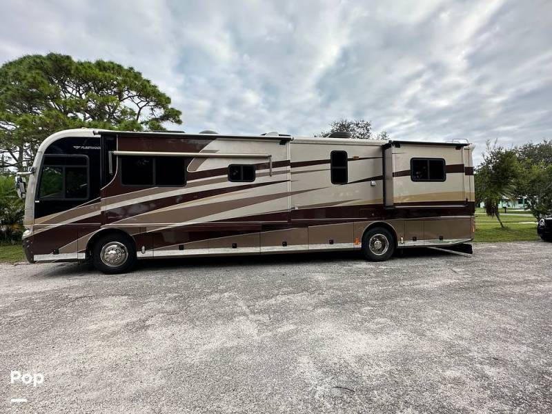 2005 Fleetwood Revolution 40C, $ 69,500