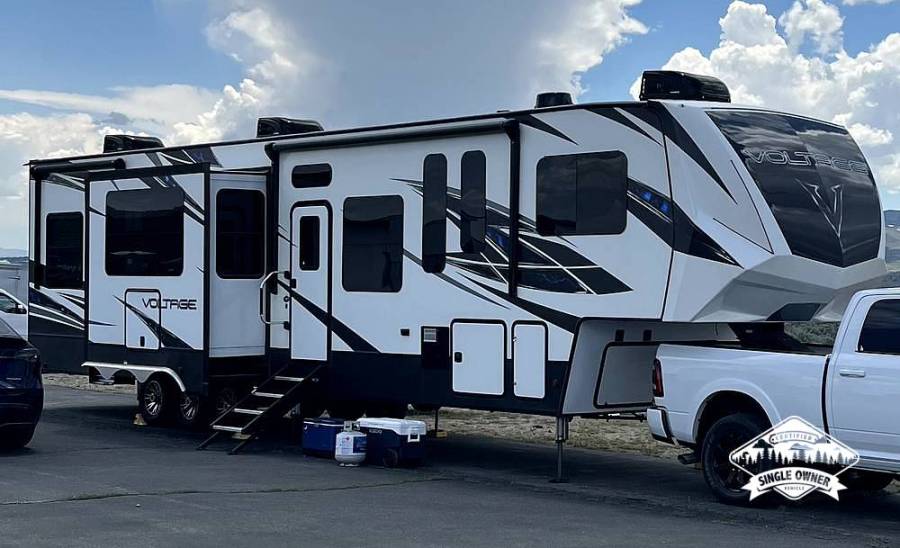 2019 Dutchmen Voltage 4205 Bunk Room, $ 68,750