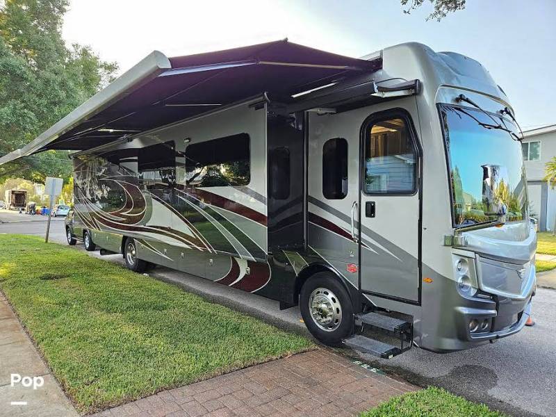 2022 Fleetwood Discovery LXE 40G, $ 209,000