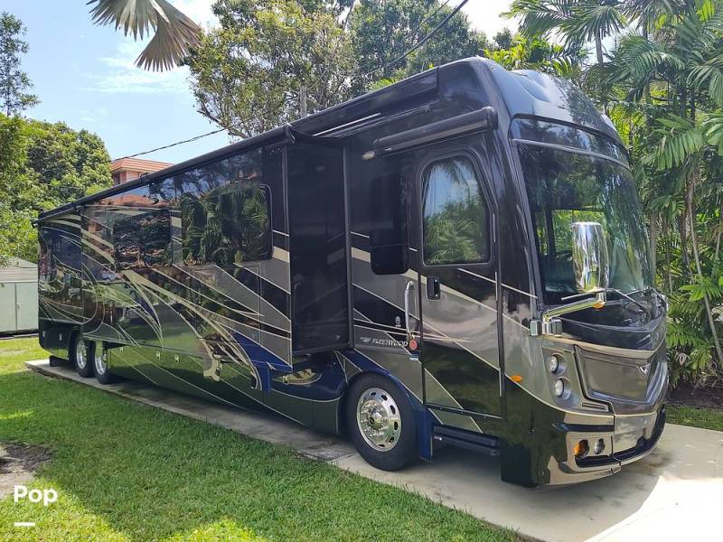 2019 Fleetwood Discovery LXE 44H, $ 279,000