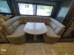 2019 Fleetwood Discovery LXE 44H, $ 279,000