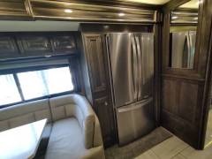 2019 Fleetwood Discovery LXE 44H, $ 279,000