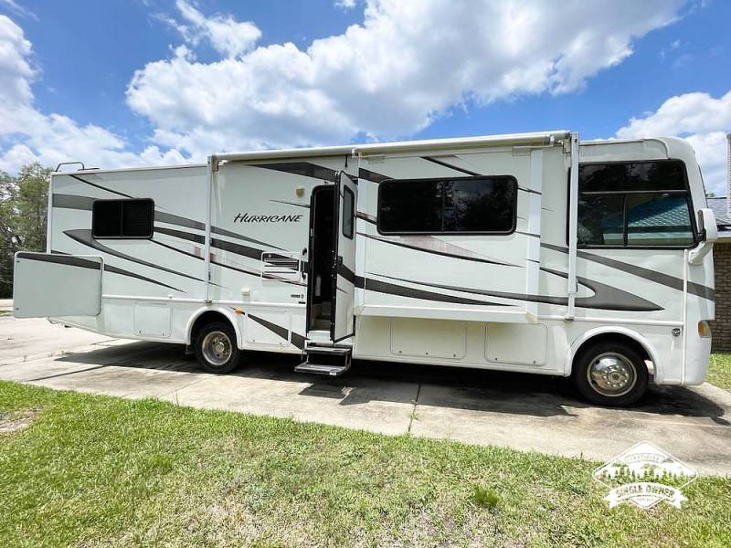 2011 Thor Motor Coach Hurricane 32D, $ 29,900