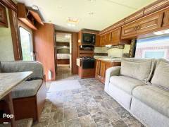 2011 Thor Motor Coach Hurricane 32D, $ 29,900