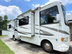 2011 Thor Motor Coach Hurricane 32D, $ 29,900
