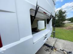 2011 Thor Motor Coach Hurricane 32D, $ 29,900