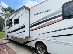 2011 Thor Motor Coach Hurricane 32D, $ 29,900
