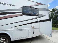 2011 Thor Motor Coach Hurricane 32D, $ 29,900