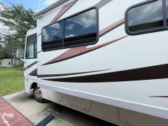 2011 Thor Motor Coach Hurricane 32D, $ 29,900