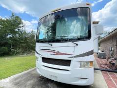 2011 Thor Motor Coach Hurricane 32D, $ 29,900