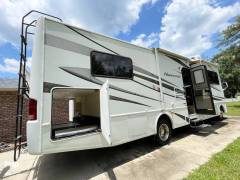 2011 Thor Motor Coach Hurricane 32D, $ 29,900
