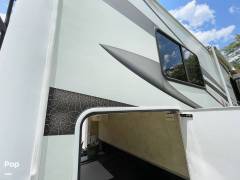 2011 Thor Motor Coach Hurricane 32D, $ 29,900