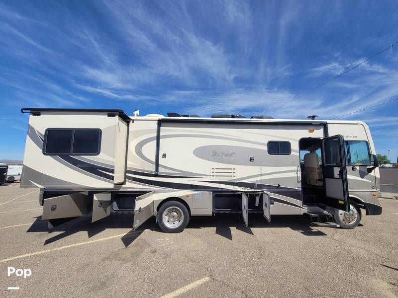 2013 Fleetwood Bounder 33C, $ 49,900