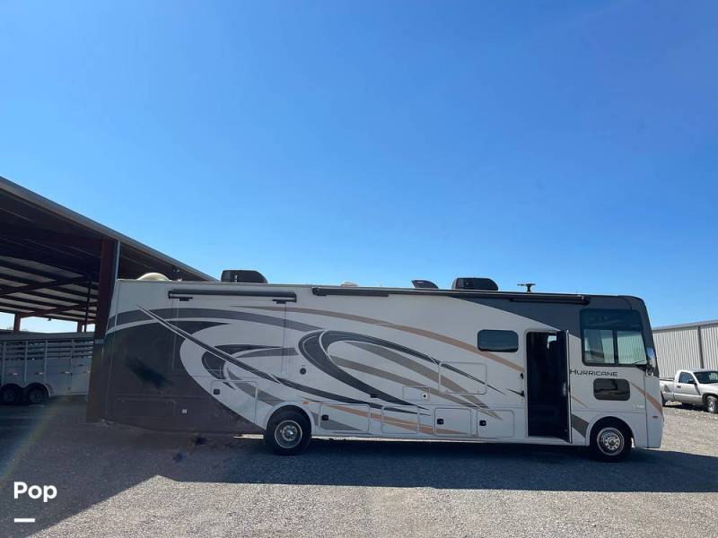 2019 Thor Motor Coach Hurricane 35M, $ 108,000