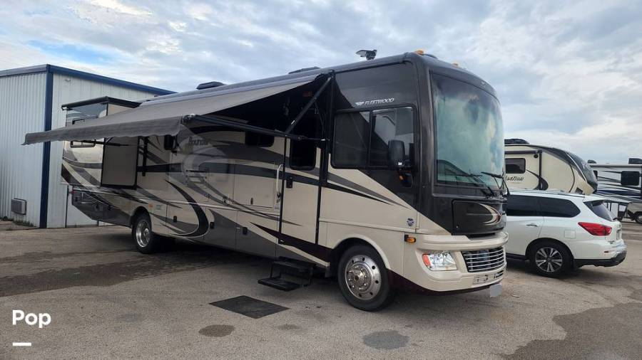 2014 Fleetwood Bounder 35K, $ 77,000