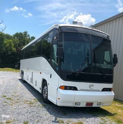 2000 Custom Conversion 4500 MCI 102, $ 55,000