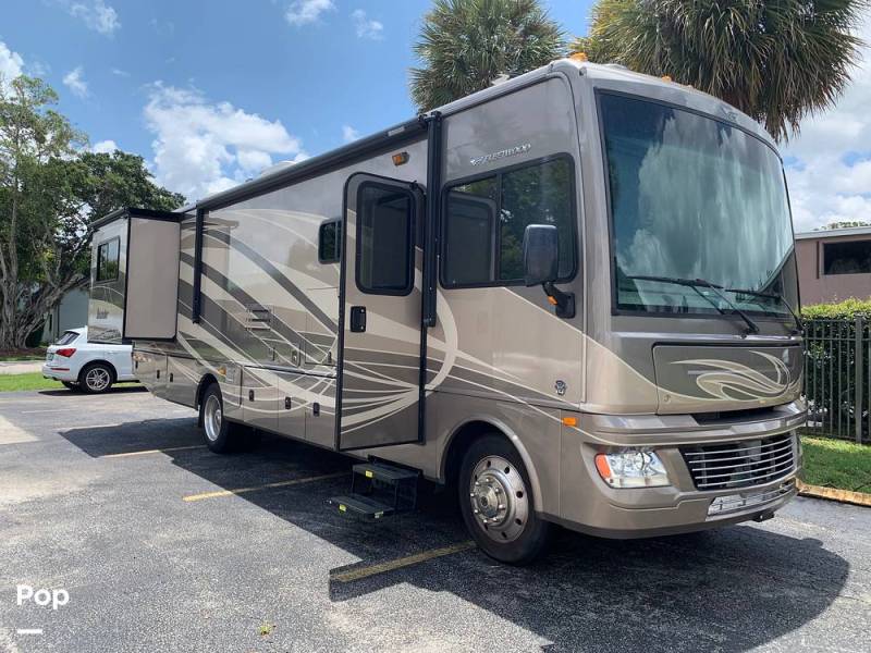2015 Fleetwood Bounder 33 C, $ 65,000