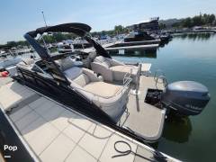 2015 Bennington 2372 QCW Sport Arch, $ 45,000.00
