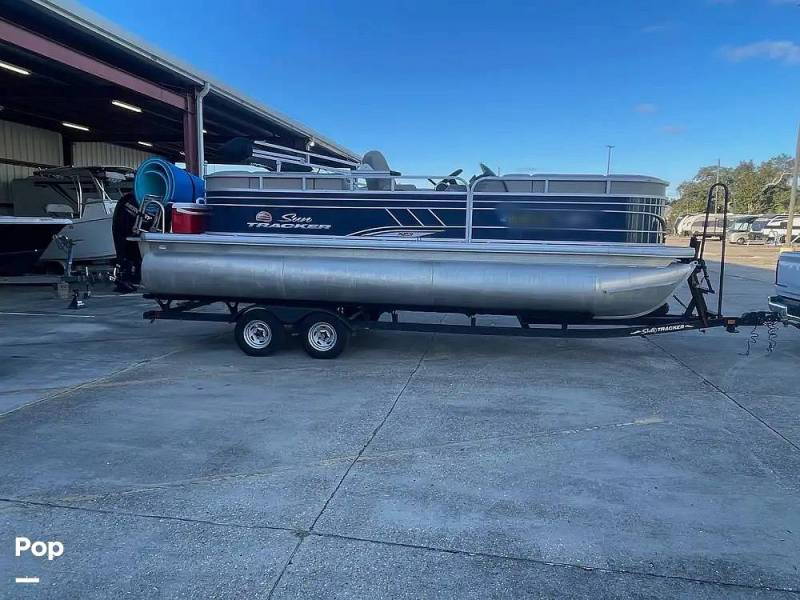 2022 Sun Tracker Party Barge 22 DLX, $ 45,000.00