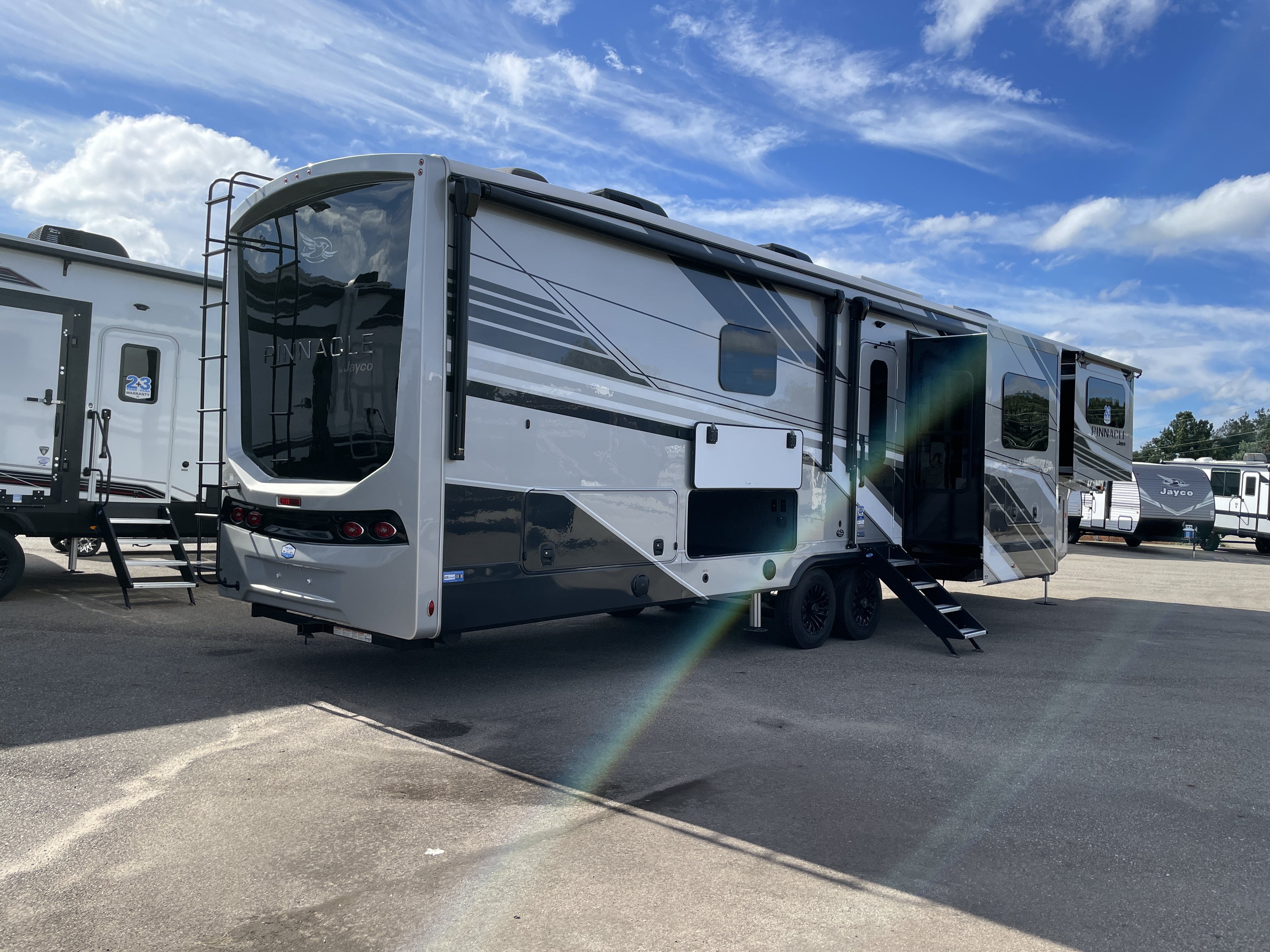 2027 Jayco Pinnacle 39FLOK, $ 155,990
