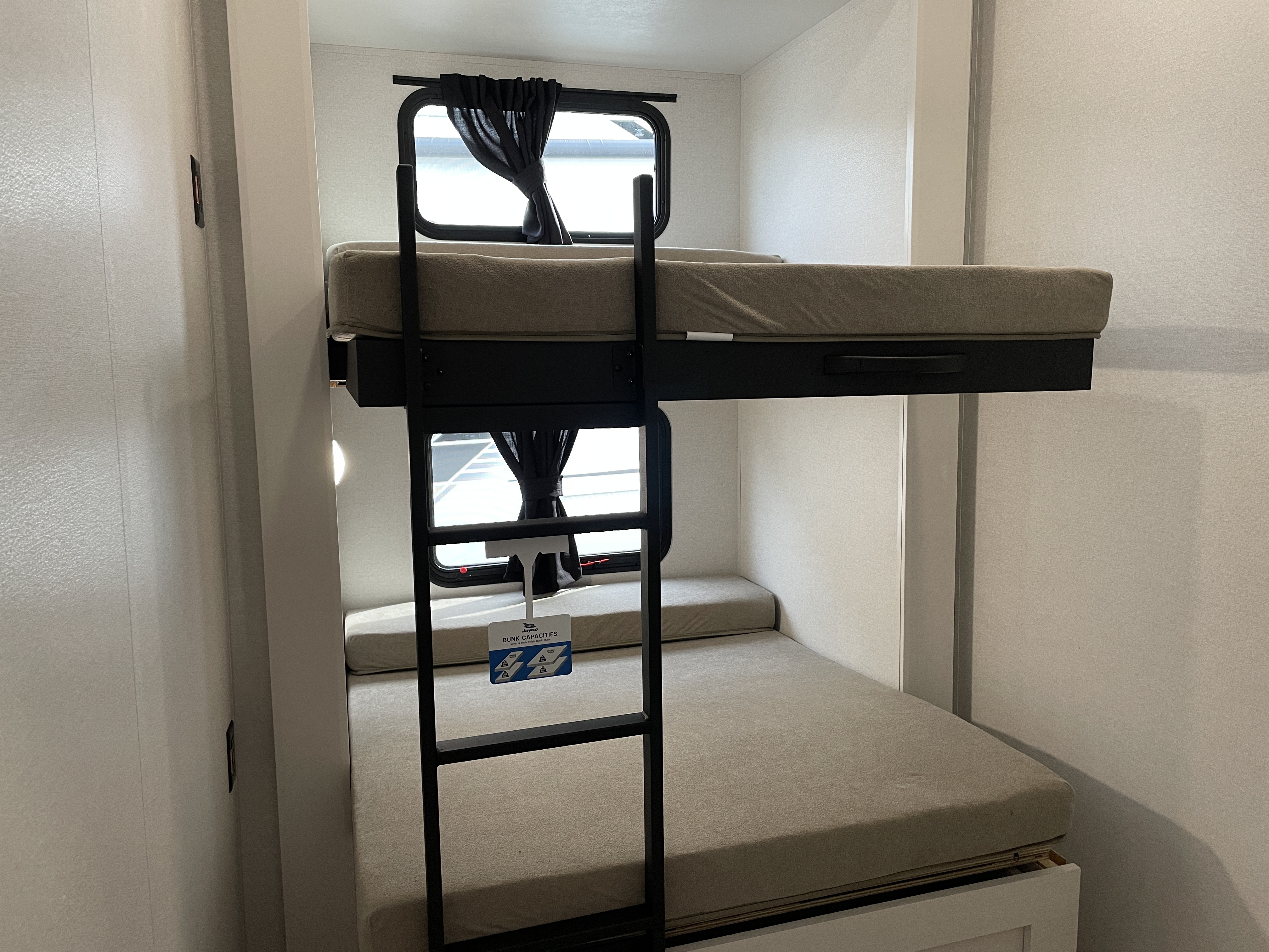 2027 Jayco Eagle SLE 34MBL, $ 54,995