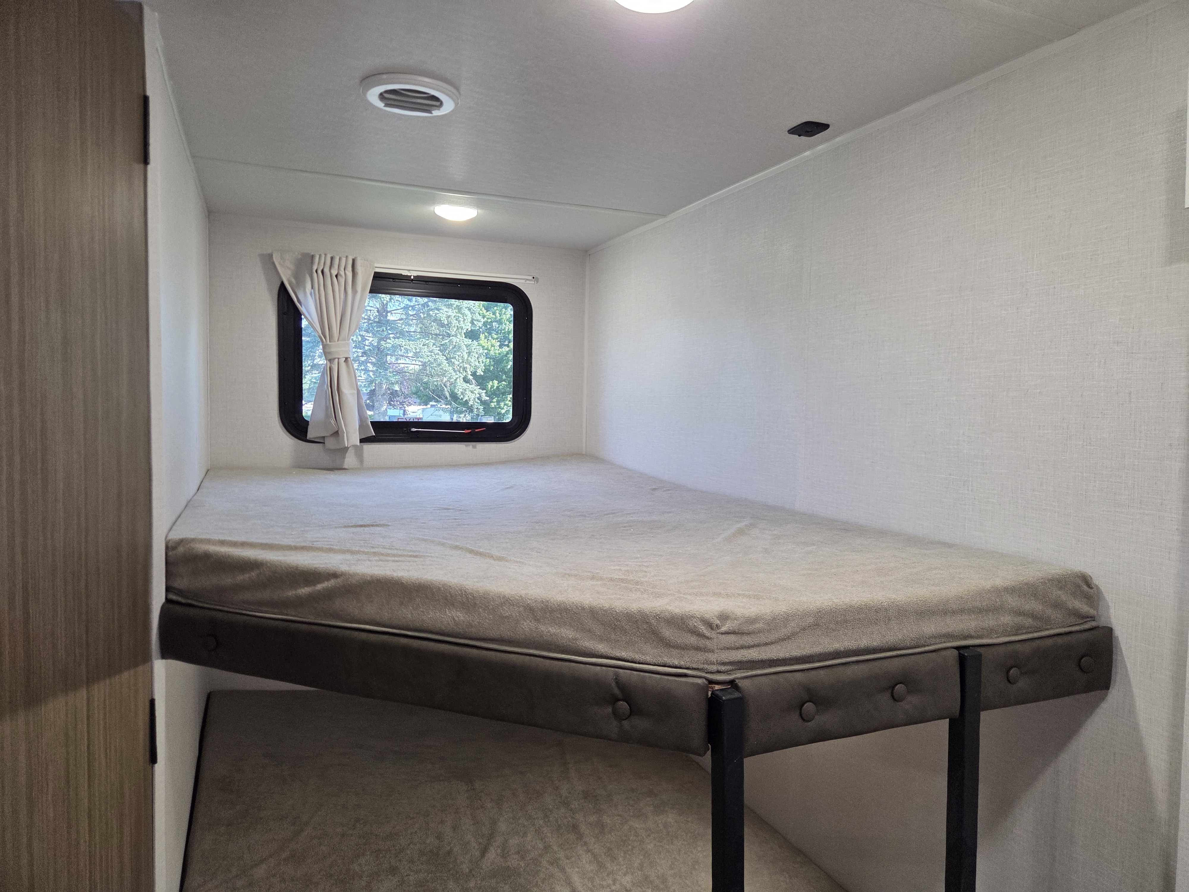 2027 Forest River Salem 26DBHD, $ 27,999