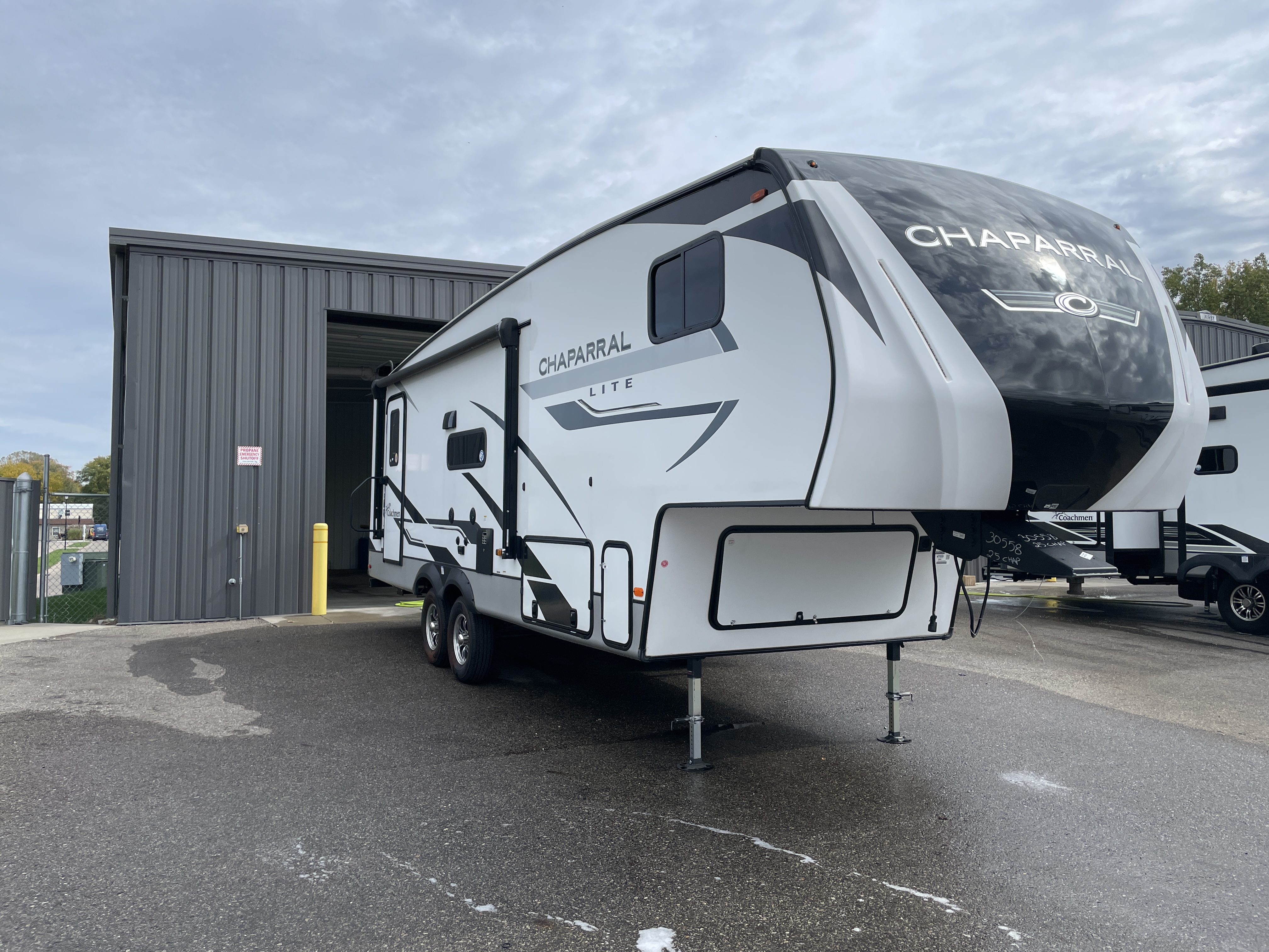 2023 Coachmen Chaparral Lite 25RE, $ 32,999