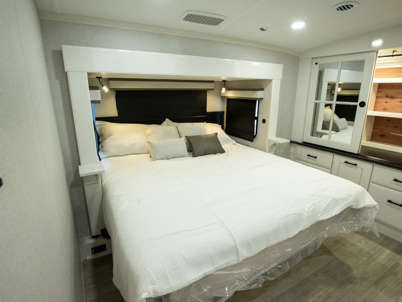 2026 Jayco Pinnacle 32RLTS, $ 92,999
