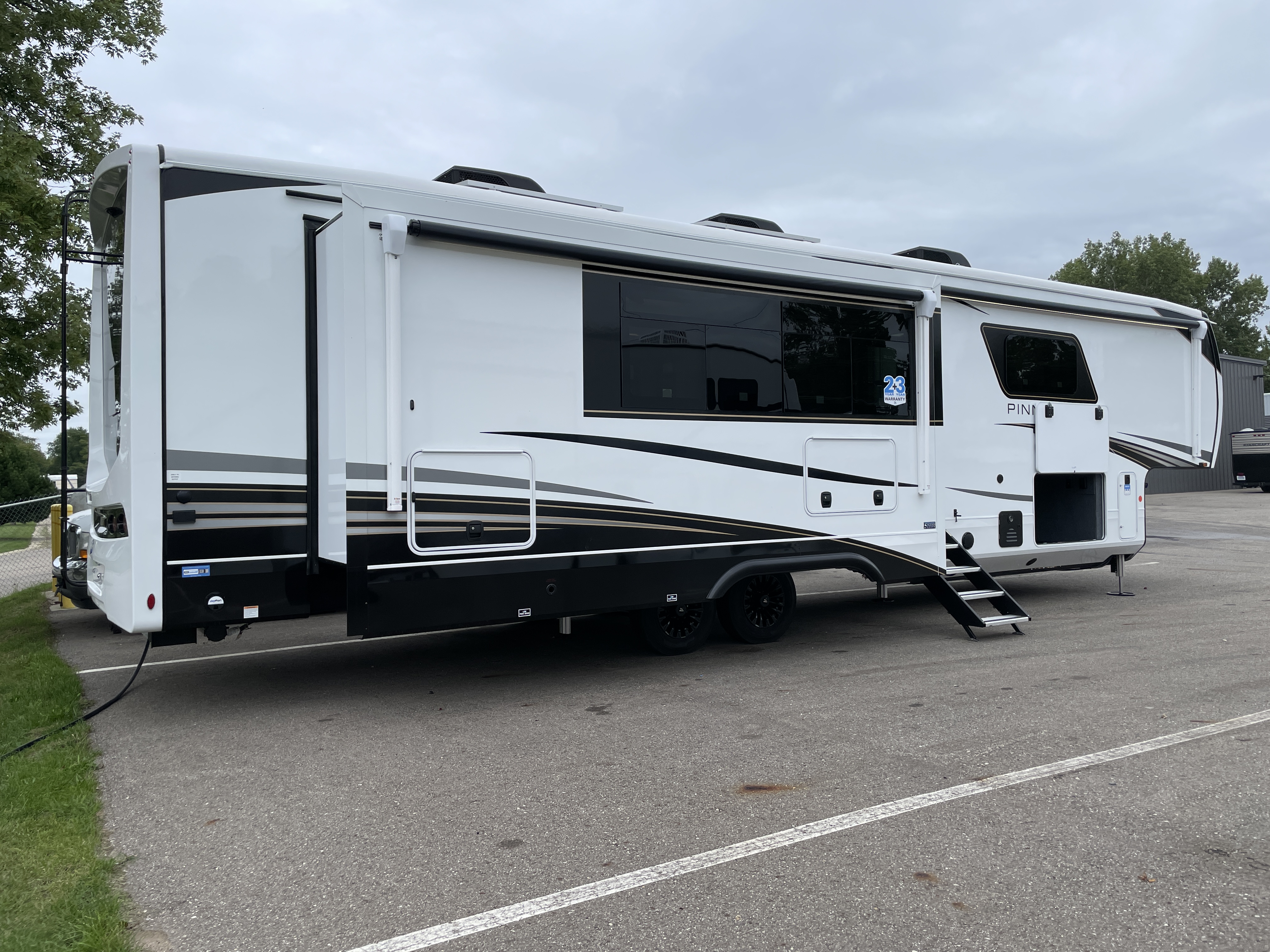 2027 Jayco Pinnacle 38FBRK, $ 136,495