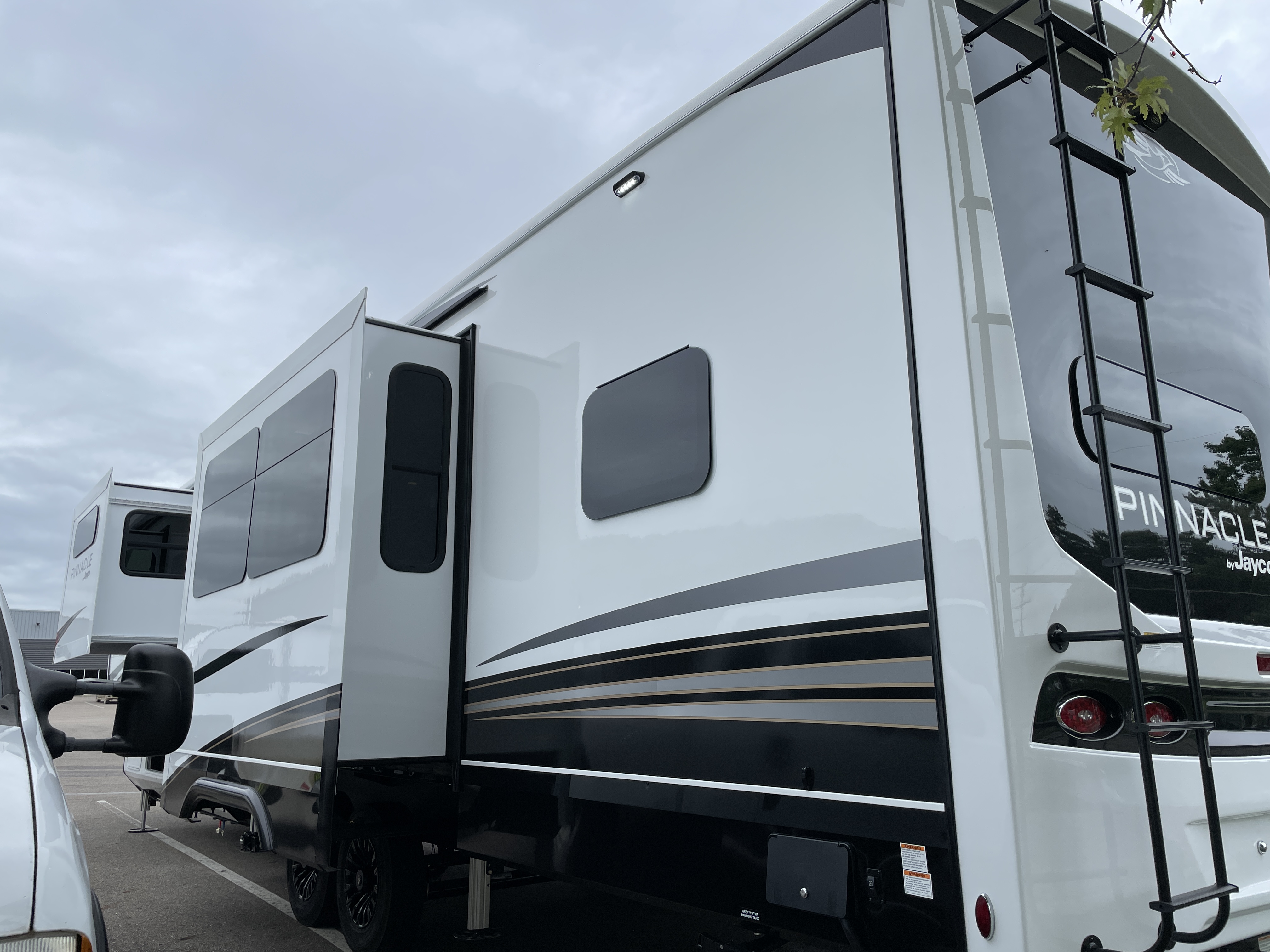 2027 Jayco Pinnacle 38FBRK, $ 136,495