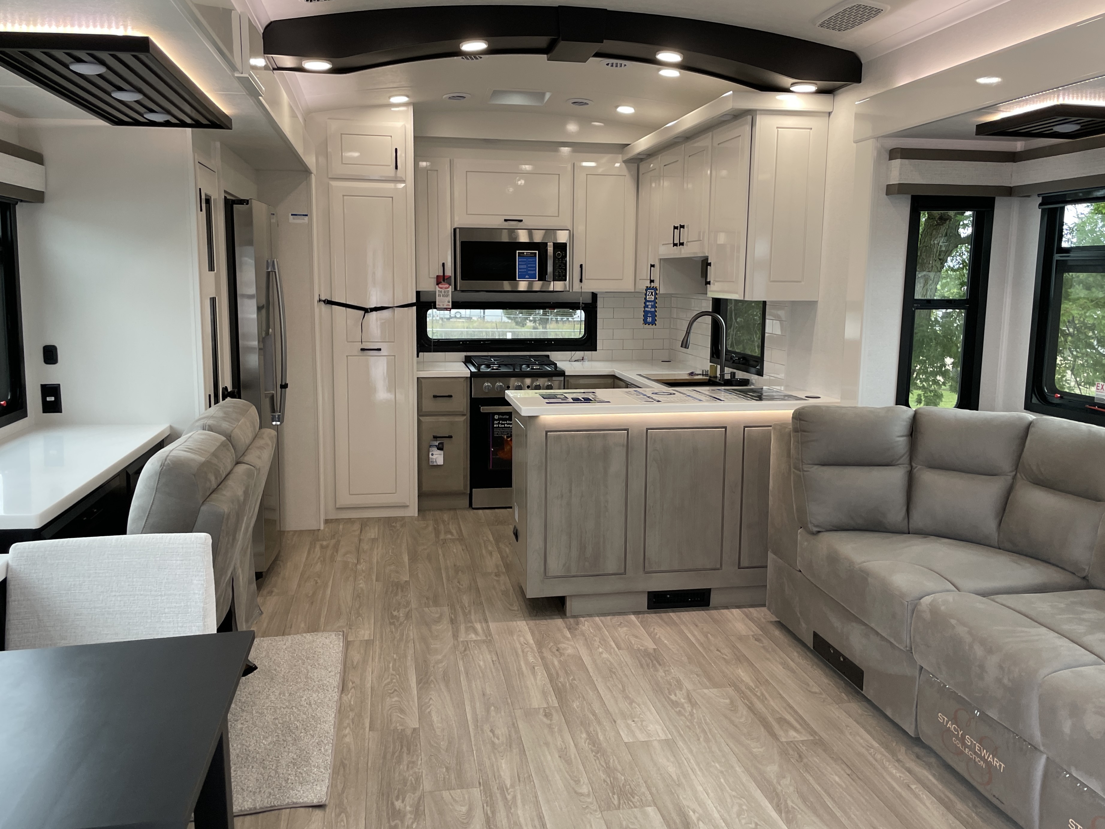 2027 Jayco Pinnacle 38FBRK, $ 136,495