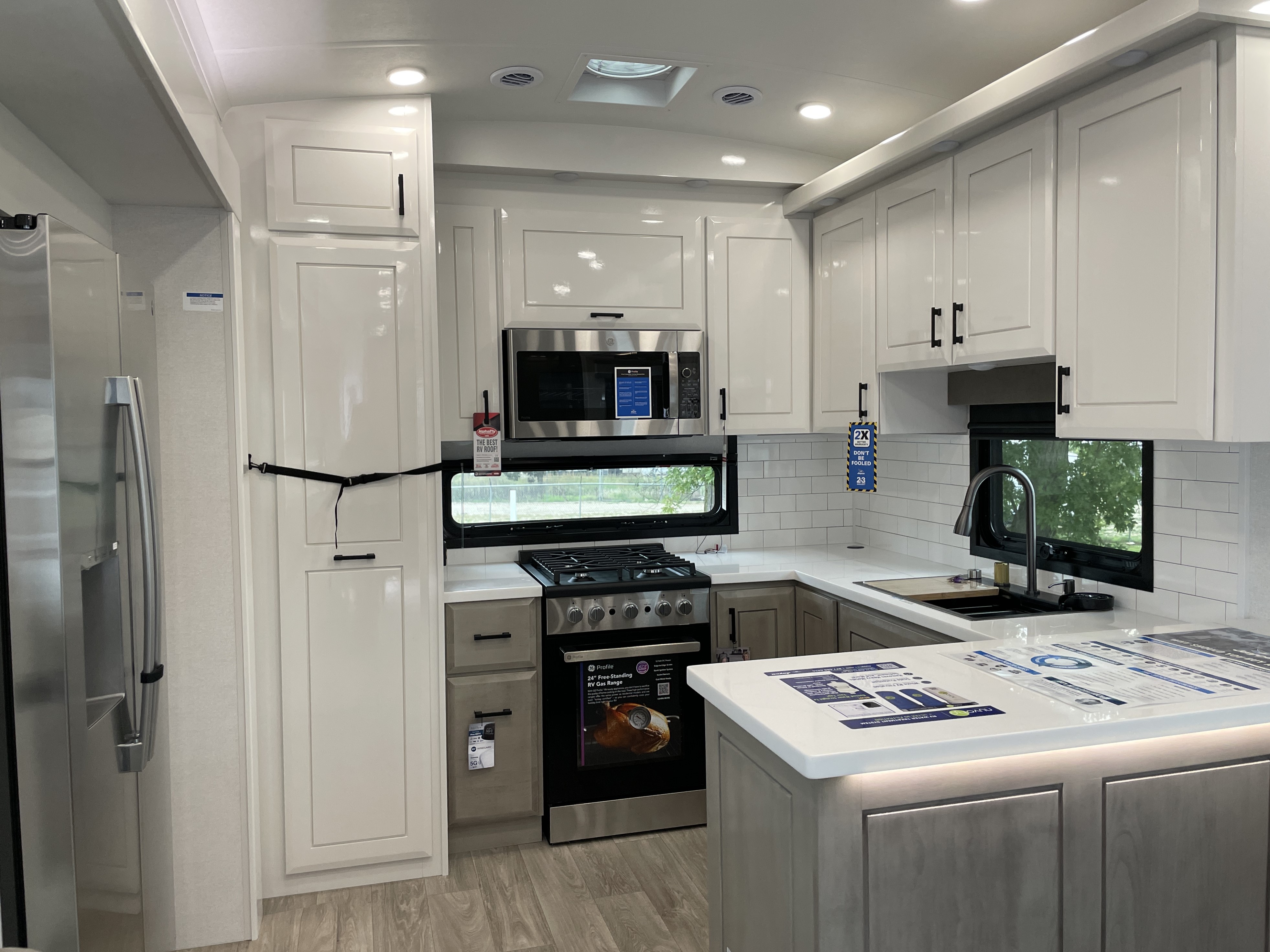 2027 Jayco Pinnacle 38FBRK, $ 136,495