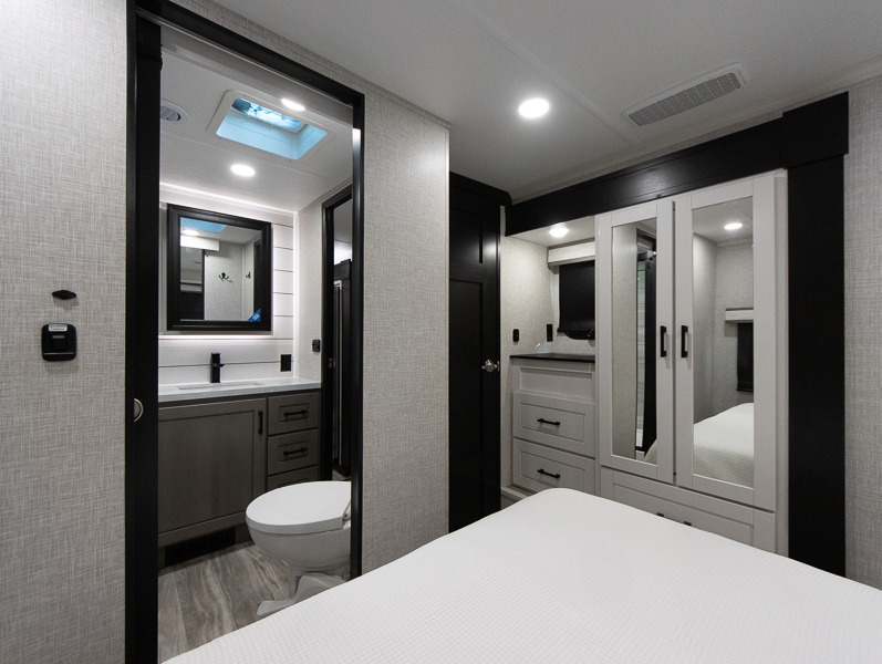 2025 Jayco Seismic Luxury Series 4113, $ 101,999