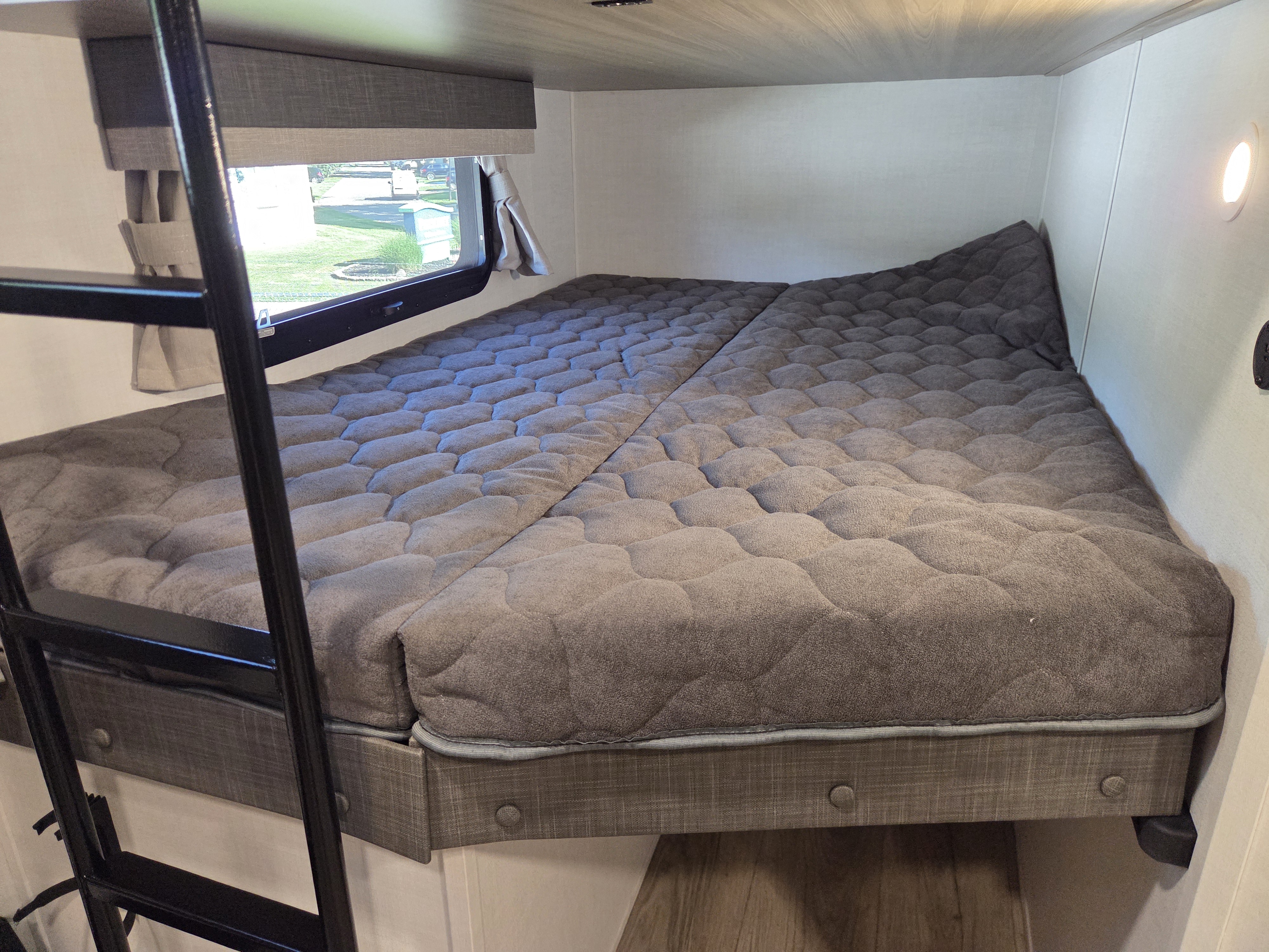 2027 Forest River Rockwood Ultra Lite 2706BH, $ 49,990