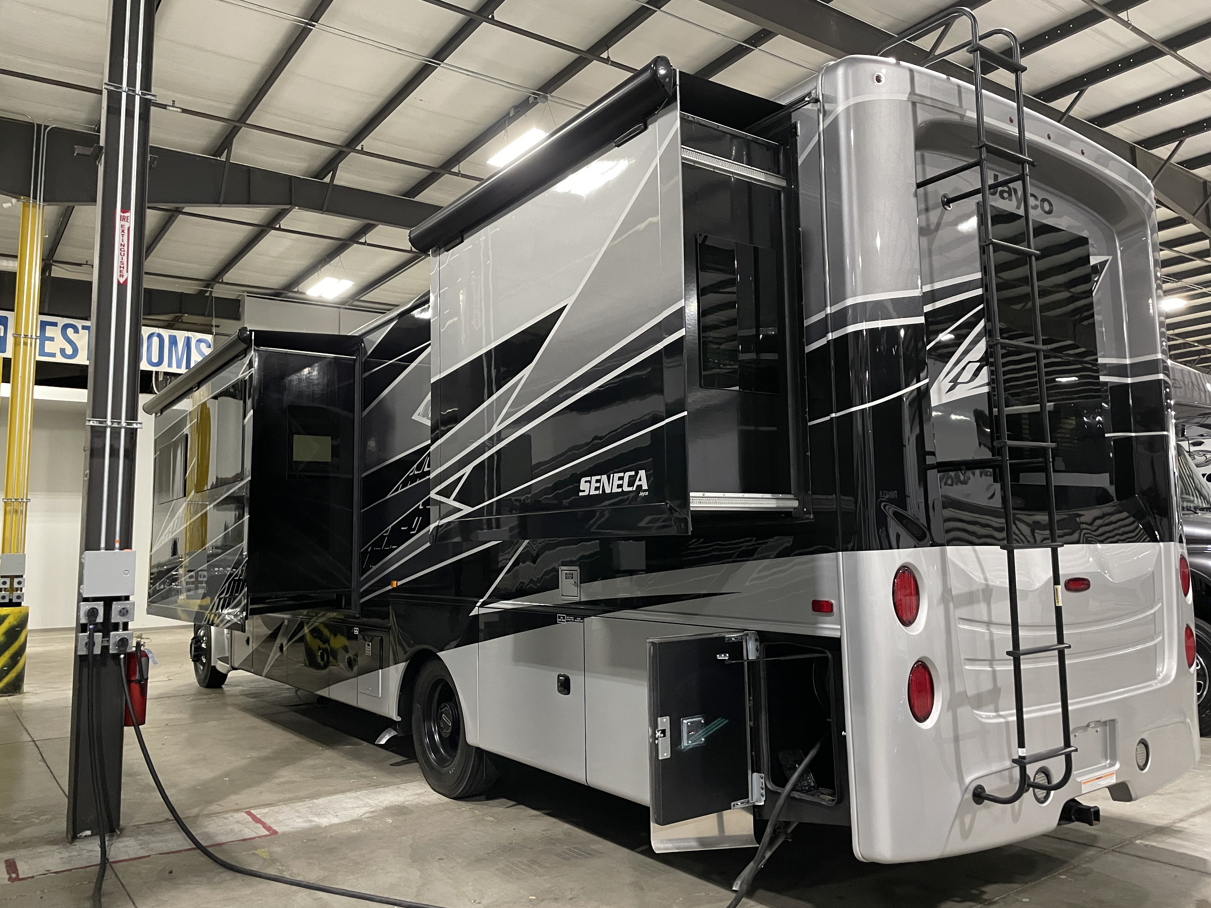 2025 Jayco Seneca 37M, $ 249,999