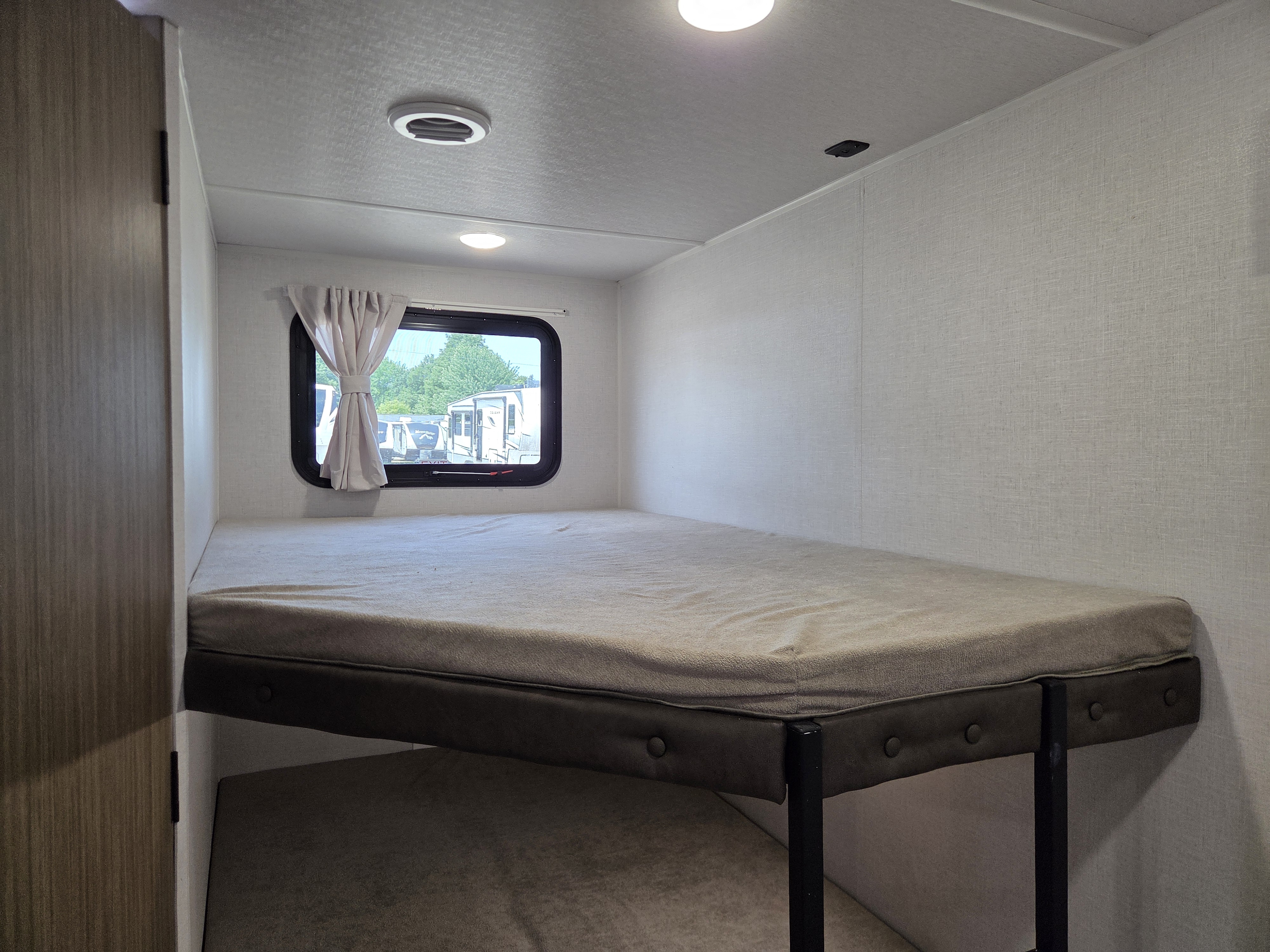 2027 Forest River Salem 26DBHD, $ 27,999