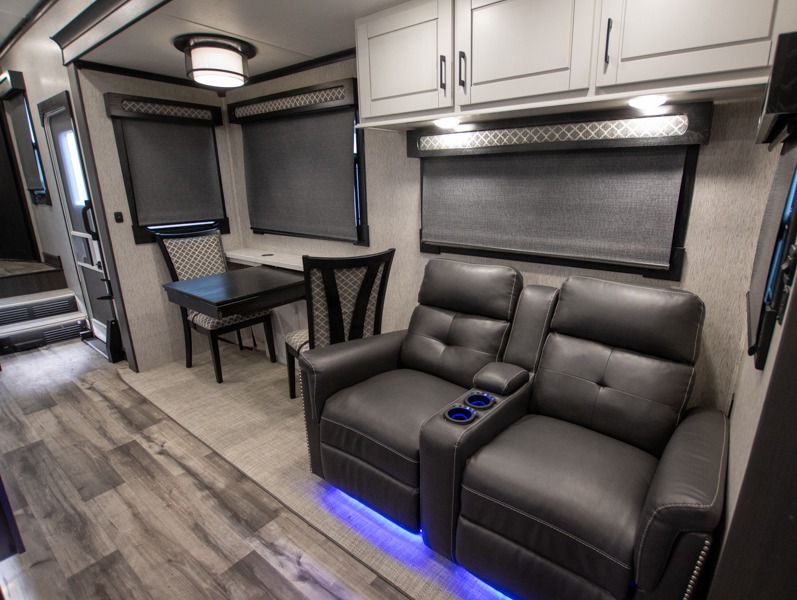 2023 CrossRoads Redwood RW3401RL, $ 105,000